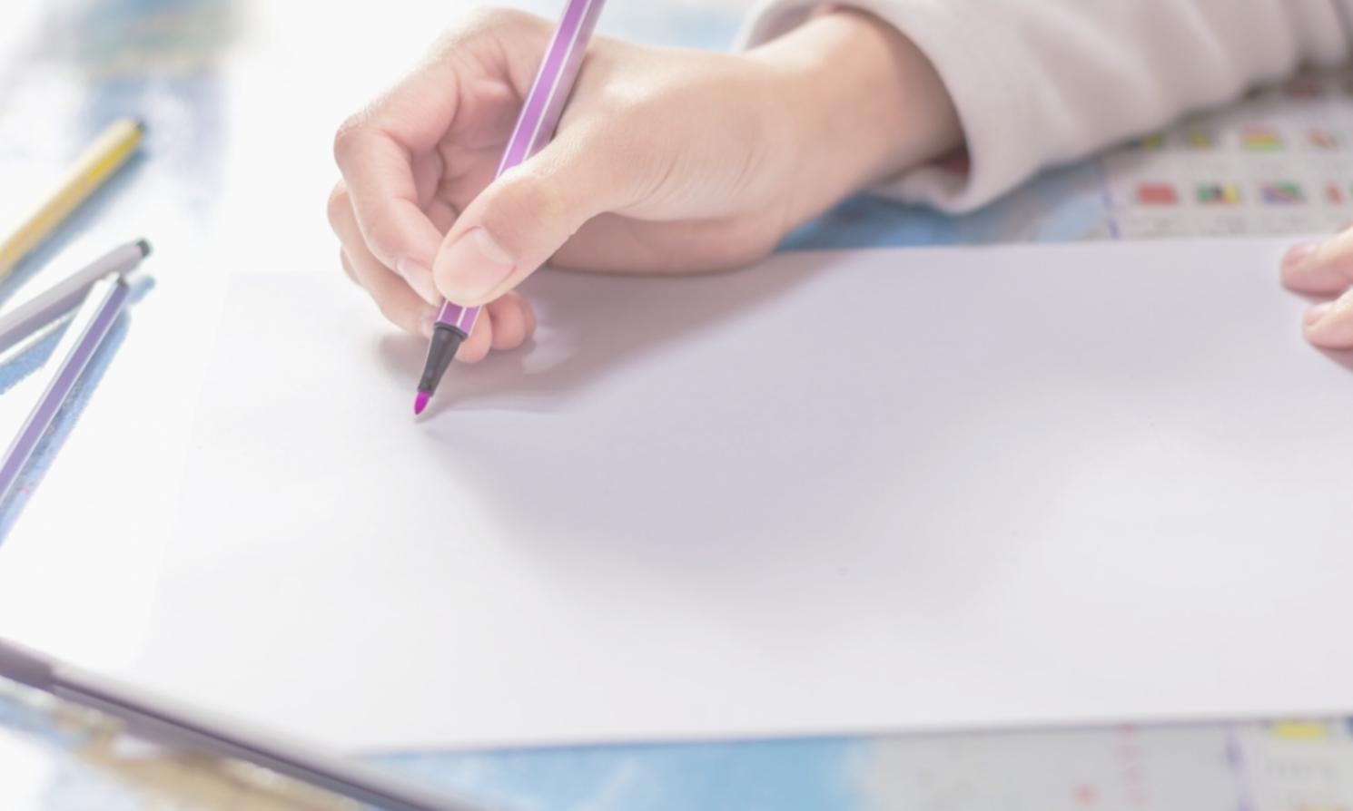 Consultor fiscal a trabalhar com documentos empresariais e calculadora